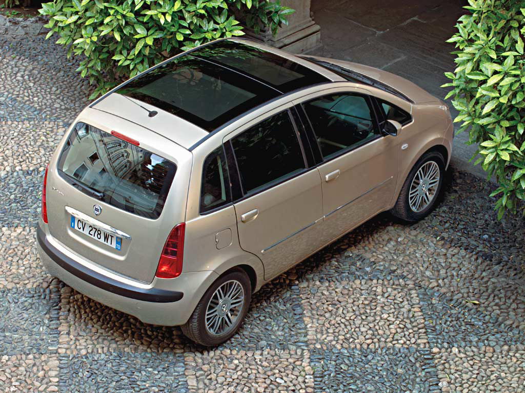 Lancia Musa 2004 009.jpg